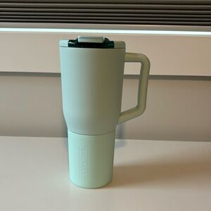 EUC Brumate Muv 35oz coffee mug in the color Blue Agave